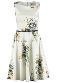Robe blanche sans manches avec imprimés floraux multicolores, taille cintrée, jupe évasée et une fine ceinture bleu foncé.