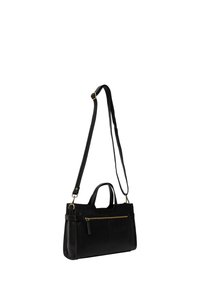 Bolso de cuero negro con asas dobles y una correa ajustable. Presenta un bolsillo con cremallera en el frente y un acabado texturizado. Acentos de metal en tono dorado.