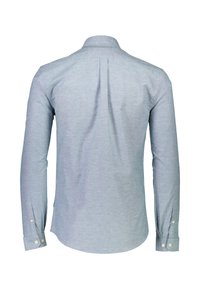 Camisa de manga longa azul claro, feita de tecido de algodão suave, com colarinho clássico, punhos com botão e um detalhe de barra na parte de trás.