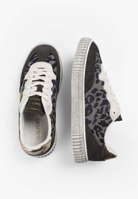 Un par de zapatillas de corte bajo con estampado de leopardo en azul oscuro y gris, cordones blancos, acentos blancos y suelas de goma gris texturizadas sobre un fondo blanco.