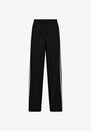 Černé kalhoty s širokými nohavicemi, elastickým pasem a šňůrkou, s bílými pruhy po stranách podél vnějších švů.