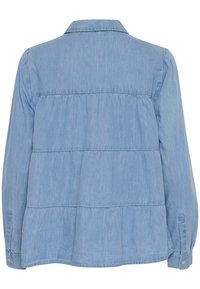 Ljust blå denimskjorta med krage, långa ärmar, rynkdetaljer på baksidan och knappade manschetter. Slät textur.