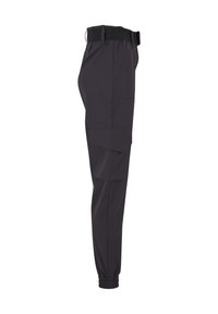Sorte tapered cargobukser med elastiske manchetter, sidelomme med klap, lynlås foran lomme og indbygget justerbart bælte i taljen.
