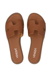 Bruine leren slip-on sandalen met open teendesign, voorzien van uitsparingen en een gestructureerde rubberen zool. Logo gedrukt op de binnenzool.