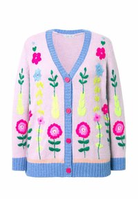 Gebreid vest in lichtroze met een blauwe geribde boord en manchetten. Voorzien van kleurrijke bloemenborduursels en felroze knopen.