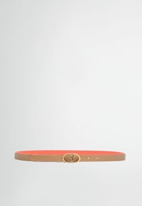 Skórzany pasek z brązowym zewnętrzem i jasnoróżowym wnętrzem. Posiada złotą, owalną klamrę z detalami logo. Gładka tekstura, minimalistyczny design.