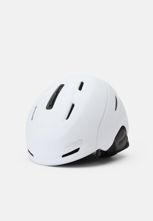 Weißer Fahrradhelm mit glatter Oberfläche, Belüftungsöffnungen und verstellbarem Kinnriemen. Verfügt über ein Logo und schwarze Akzente für den Kontrast.
