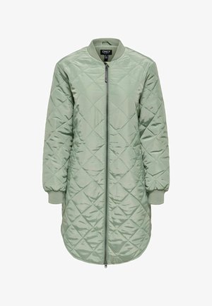 Mėtinės žalios spalvos siuvinėtas ilgas paltas su užtrauktuku priekyje, raukšlėtomis rankovėmis ir apvaliu užlenkimu, pagamintas iš blizgaus, lygaus audinio.