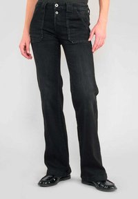 Pantalones vaqueros negros de diseño recto, con bolsillos frontales, dos botones en la cintura y una textura suave.