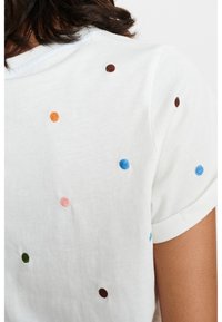 Witte katoenen T-shirt met korte mouwen, voorzien van meerkleurige geborduurde stippen in blauw, roze, oranje, bruin en groen over de rug.