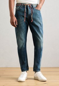 Scotch & Soda DEAN LOOSE TAPERED - Jean boyfriend - green touch