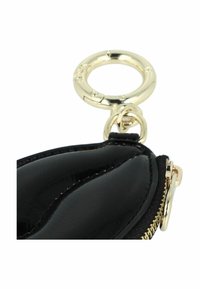 Pochette in pelle verniciata nera con anello e zip in metallo dorato. Presenta una finitura lucida e un design senza cuciture con accenti curvi.