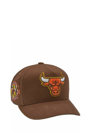 Braune Baseballkappe mit großem orangefarbenem Bullen-Logo auf der Vorderseite und einem 1997 NBA Championship-Patch an der Seite.