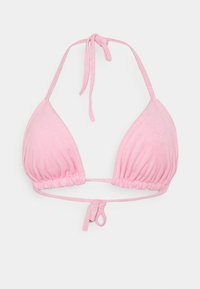 Top de bikini rosa em forma triangular, com textura franzida e atilhos ao redor do pescoço e das costas. Tecido suave e design minimalista.