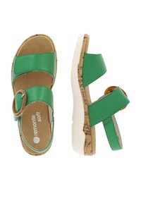 Sandales synthétiques vertes avec deux brides, une boucle ronde marron, une semelle intérieure en liège rembourrée et une semelle blanche.