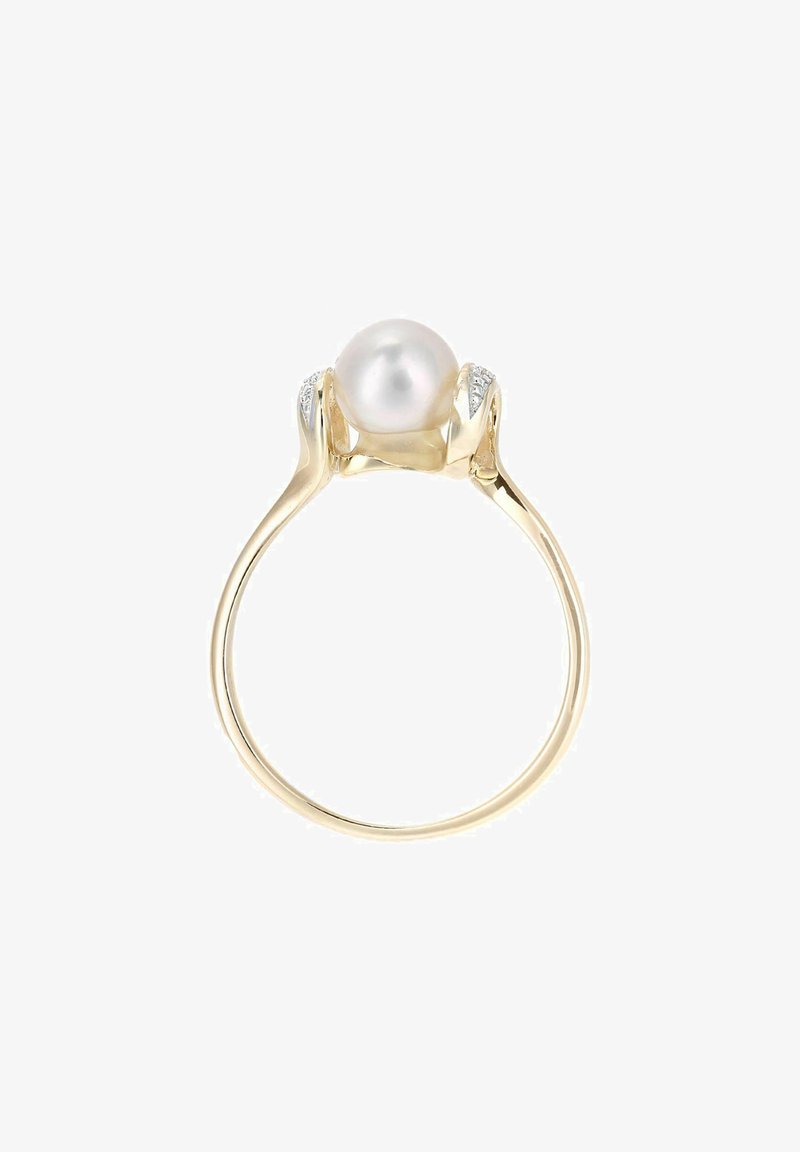 Zlatý prsteň s veľkou, hladkou, bielou perlou v strede, po stranách s dvoma zakrivenými akcentmi a malými vsadenými drahokamami.