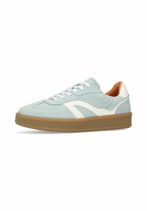 Niedriger Sneaker aus hellblauem Wildleder mit weißen Akzenten, weißen Schnürsenkeln, beige gepolstertem Kragen und dicker, strukturierter brauner Gummisohle.