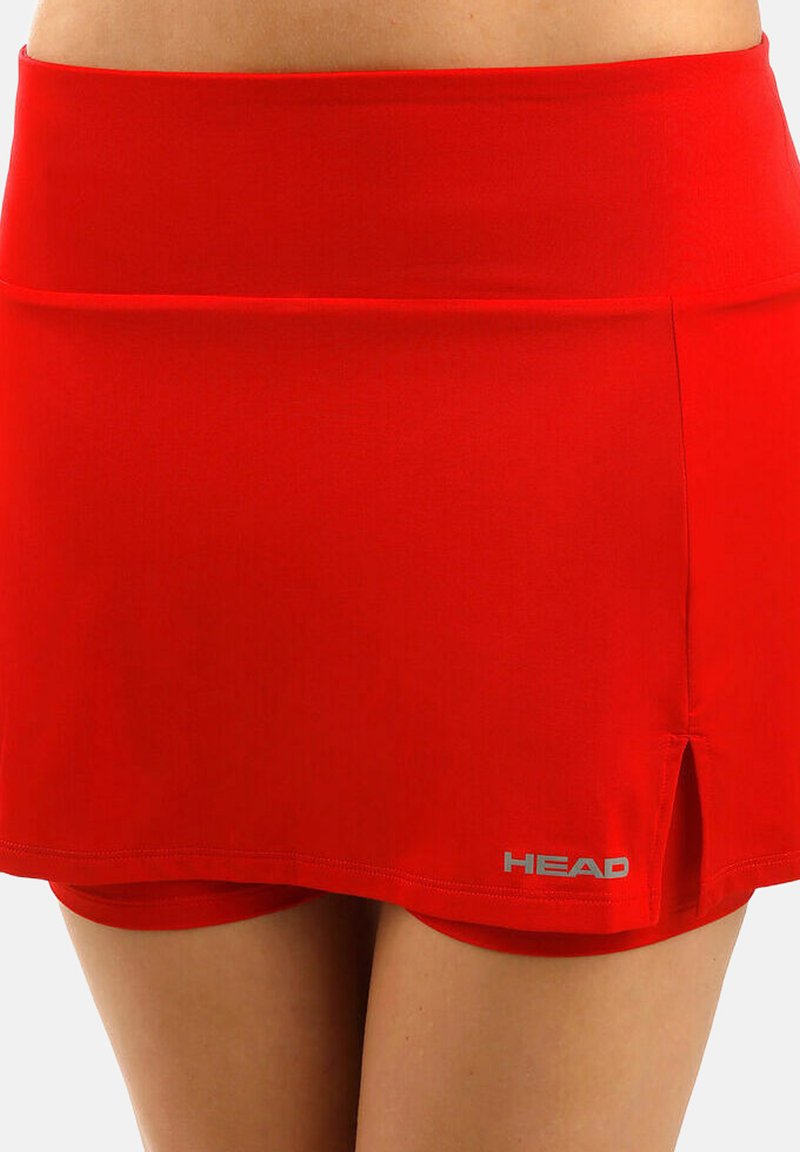 Skort atlético rojo hecho de tejido suave, con una cinturilla ancha, pantalones cortos integrados y una pequeña abertura lateral para mayor libertad de movimiento. Logo plateado en el dobladillo.