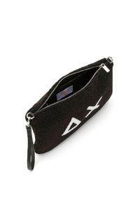 Borsa a tracolla nera con texture, con lettering bianco, chiusura con zip e cinturino da polso. Il tessuto ha un aspetto morbido e peloso.