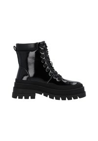 Czarne lakierowane botki wojskowe z grubą podeszwą, sznurowane z przodu, z wyściółką wokół kostki i pętelką z tyłu, widok z boku na białym tle.