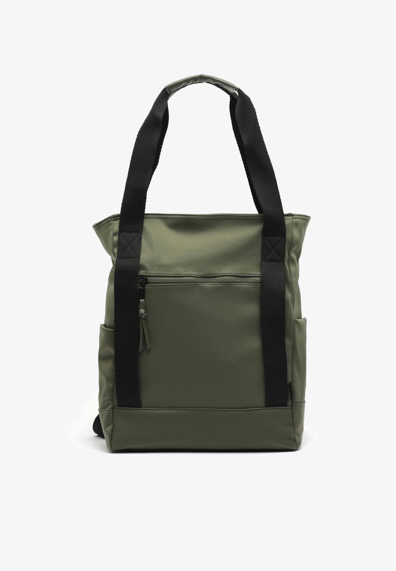 Zelena, vodoodporna torba z črnimi ročaji. Ima sprednji žep na zadrgo in stranske žepe. Pravokotna oblika in gladka tekstura.