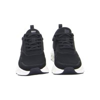 Paar schwarze Mesh-Sneaker mit weißen, dicken Sohlen, Vorderansicht, zeigt Schnürsenkel und Zuglaschen auf weißem Hintergrund.