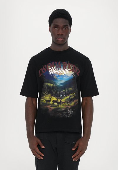 Fekete pamut póló rövid ujjakkal, színes grafikával, amely egy természetes tájat ábrázol szarvasokkal és hegyekkel, a "DSQUARED2 Heritage" felirattal.