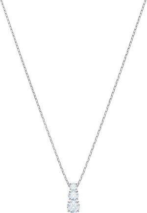 Collier en argent avec une chaîne délicate et trois pierres précieuses transparentes empilées, conçu avec des surfaces lisses et une esthétique minimaliste.