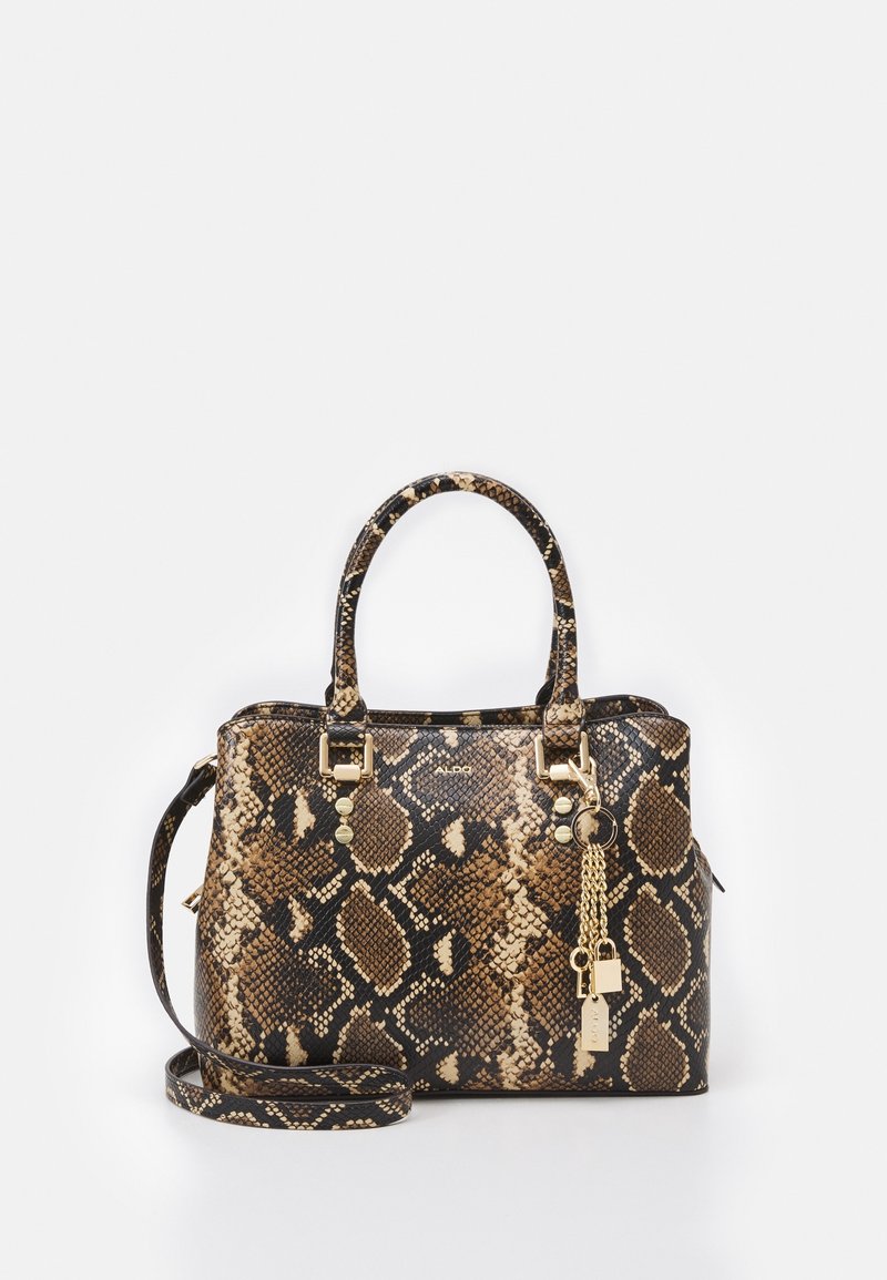 Sac à main à motif peau de serpent marron et noir avec deux poignées, une bandoulière amovible et une chaîne dorée avec des breloques en forme de serrure et de clé.