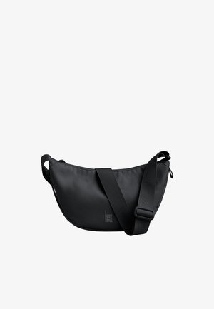 Schwarze, halbmondförmige Umhängetasche mit verstellbarem breitem Träger und Reißverschluss, mit kleinem "GOT BAG" Logo auf der Vorderseite.