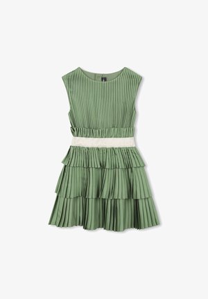 Zöld pliszírozott ruha kerek nyakkivágással, réteges fodrokkal az alsó szegélyen, valamint kontrasztos fehér derékpánttal, amelyen logófelirat található.