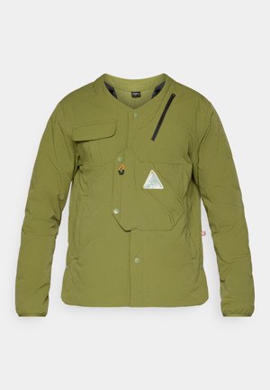 Olivno zelena prešita jakna s stoječim ovratnikom, velikim sprednjim žepom, stranskimi žepi in diagonalnim zadrgo detajlom. Ima blago z logotipom.