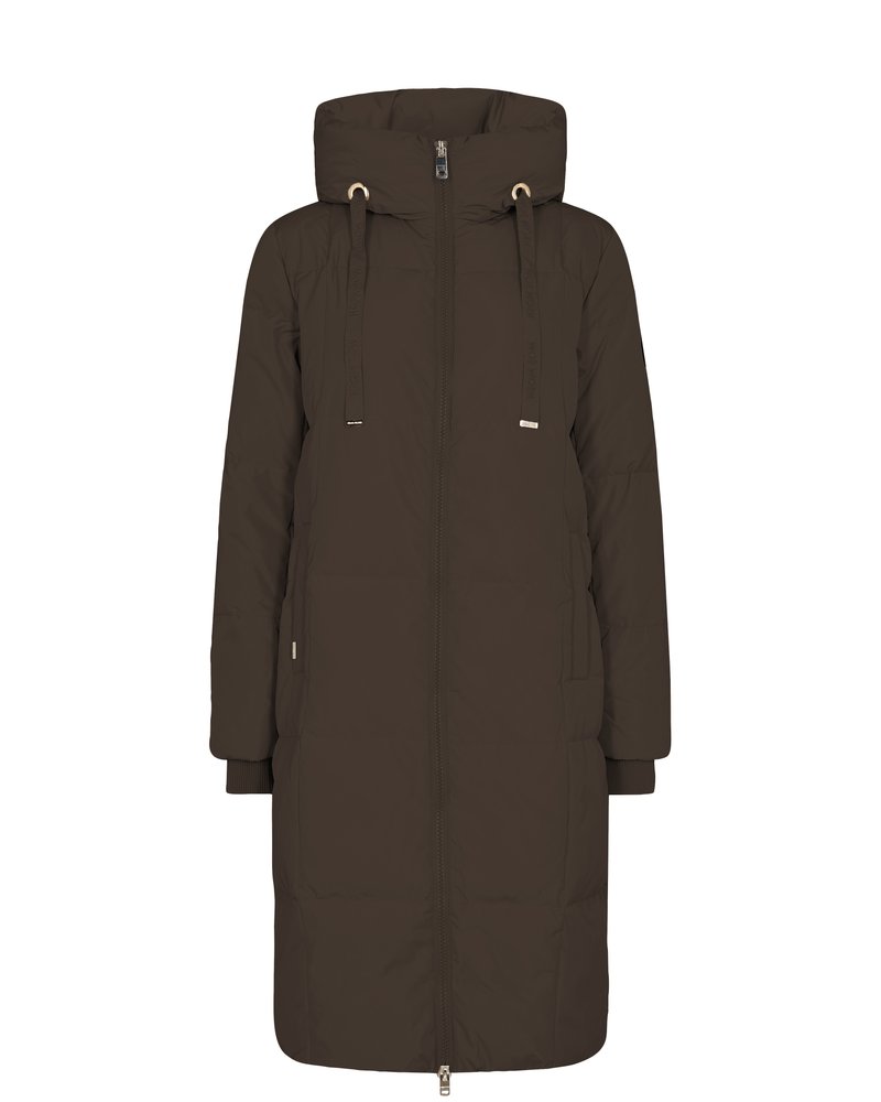 Lang mørkebrun polstret jakke med lynlås foran, høj krave og justerbare snore; har ribstrikkede ærmegab og sidelommer.