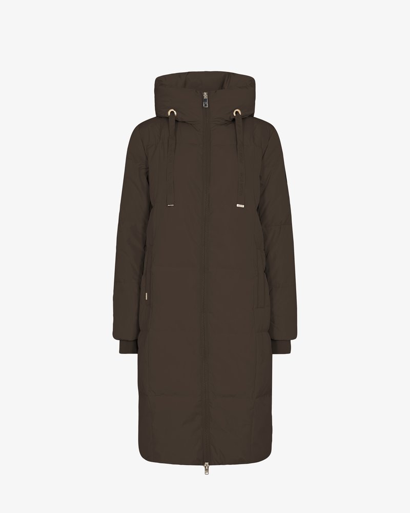 Dlouhý tmavě hnědý vatovaný kabát se zapínáním na zip vpředu, vysokým límcem a nastavitelnými šňůrkami; má žebrované manžety a boční kapsy.