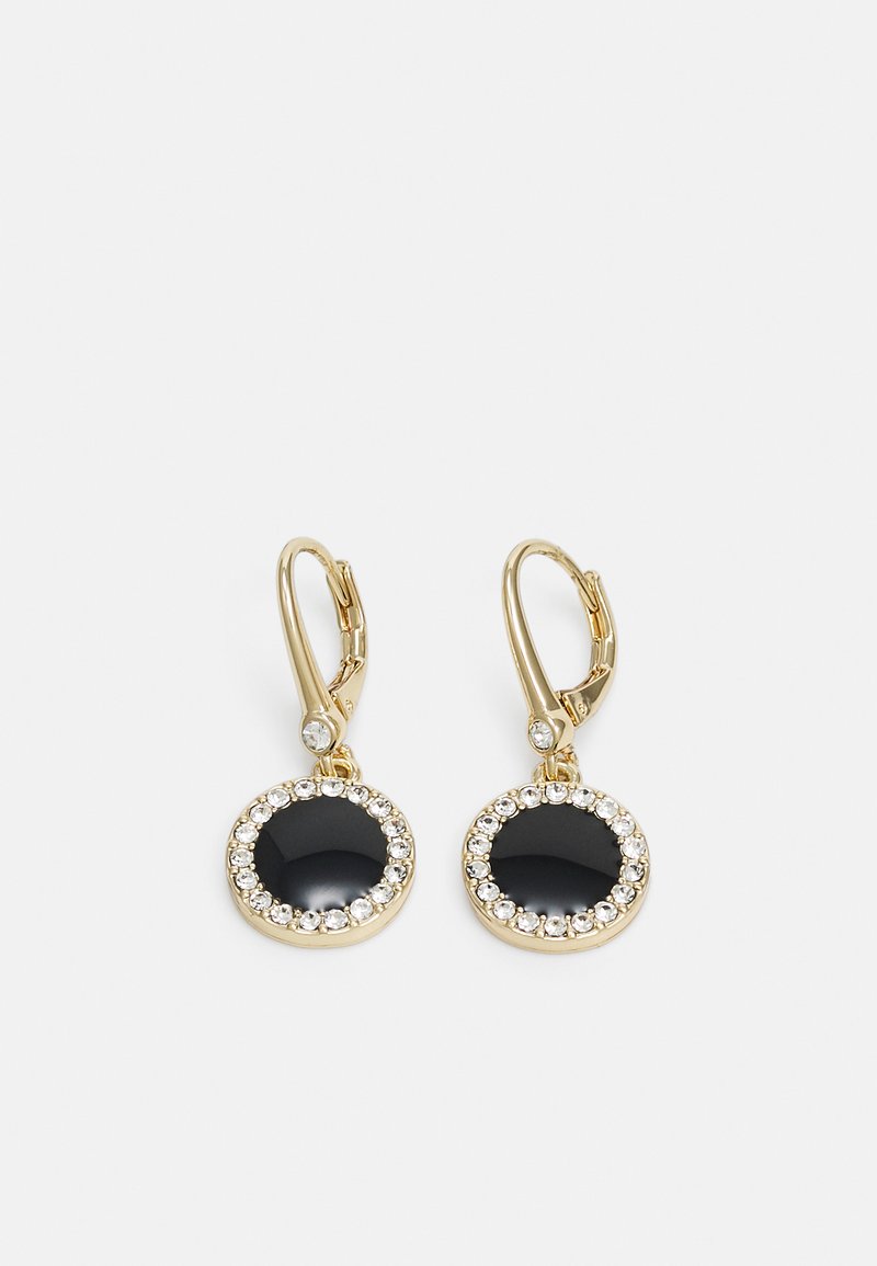Cercei din aur în formă de cerc, având un centru circular mare de culoare neagră, înconjurat de un inel de mici cristale clare. Design elegant cu un finisaj strălucitor.