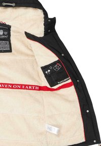 Zwarte jas met een zachte, beige voering, voorzien van een rode accentband met het label "HAVEN ON EARTH" en binnenzakken voor accessoires.
