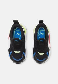 Musta urheilukengät, joissa on valkoisia yksityiskohtia ja neonvihreitä, sinisiä ja punaisia yksityiskohtia. Verkkomateriaali päälliosassa, pehmustettu pohja ja vetolenkkitys kannassa.