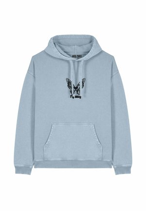 Lichtblauwe hoodie met een voorzak, voorzien van een zwarte vlinderafbeelding en de tekst "fly away". Zachte stof met ribgebreide boorden en zoom.
