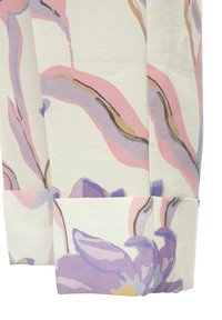 Bloemige katoenstof in een zachte crèmekleur met roze en paarse bladpatronen; heeft een omgeslagen zoom en een gladde textuur.