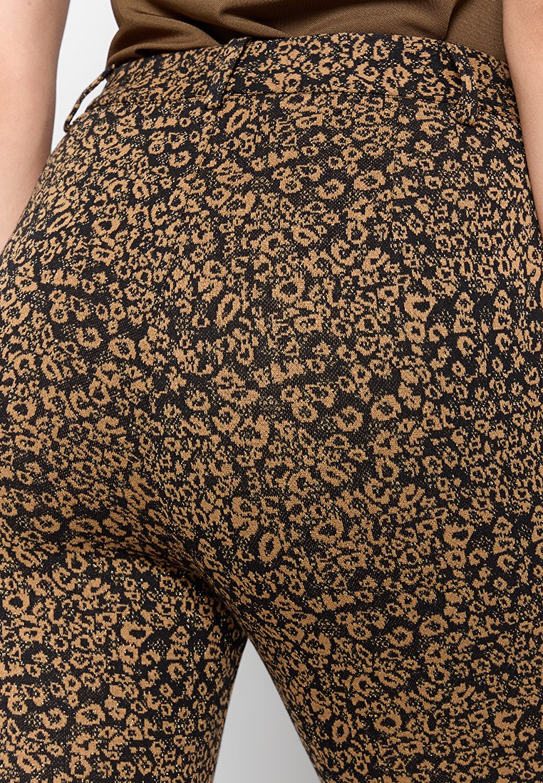 Figurbetonte Leggings in einem schwarz-braunen Leopardenmuster, mit glatter Textur und elastischem Taillenbund.