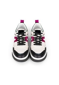 Tenisky s bílým koženým svrškem, černými akcenty, růžovým vzorem s puntíky a zelenými okraji; mají černé šněrování a texturovanou podrážku.