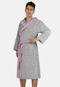 Grauweicher Frottee-Bademantel mit pinkem Kragen und Gürtel, mit langen Ärmeln und einer frontalen Tasche. Aus saugfähigem Material gefertigt.