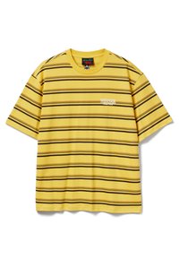 Žluté bavlněné tričko s vodorovnými hnědými pruhy, kulatým výstřihem a malým vyšitým logem "Stranger Things" na přední straně.