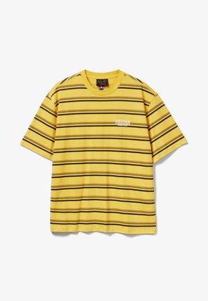 Maglietta di cotone giallo con strisce orizzontali marroni, scollo rotondo e un piccolo logo "Stranger Things" ricamato sul davanti.