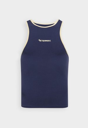 Marineblå ermela t-skjorte med beige kant, med en hvit "ETERNAL" logo i midten, laget av et glatt, elastisk stoff.