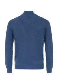 Herrenblauer Pullover mit hohem Kragen, langen Ärmeln, gerippten Bündchen und Saum, aus weichem Strickstoff gefertigt, mit glatter Textur und ohne Muster.