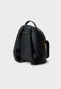 Schwarzer Leder-Rucksack mit strukturierter Oberfläche, doppeltem Reißverschluss, Tragegriff und Seitenfach. Akzente aus goldenem Metall.