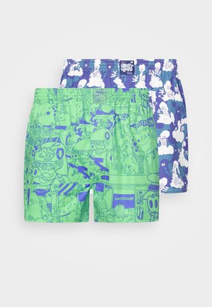 Zwei Paar Herren-Badehosen: eine grün mit einem blauen Cartoon-Muster, die andere blau mit weißen Wolkenmotiven. Elastischer Bund, lässige Passform.