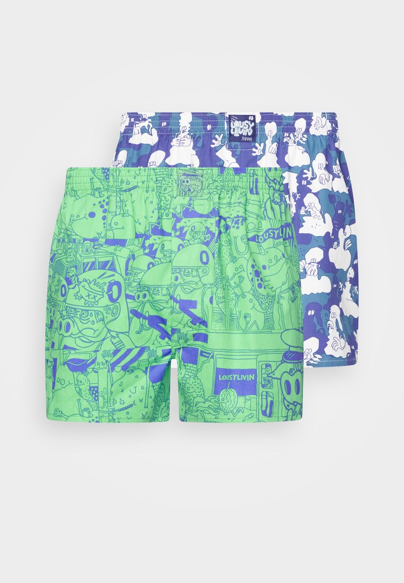 Două perechi de costume de baie pentru bărbați: una verde cu un model de desen animat albastru, cealaltă albastră cu modele de nori albi. Talie elastică, croi lejer.