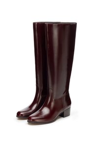 Bordowe skórzane kozaki za kolano o gładkim wykończeniu, zaokrąglonym nosku i niskim, blokowym obcasie. Charakteryzują się eleganckim, minimalistycznym designem bez ozdób.